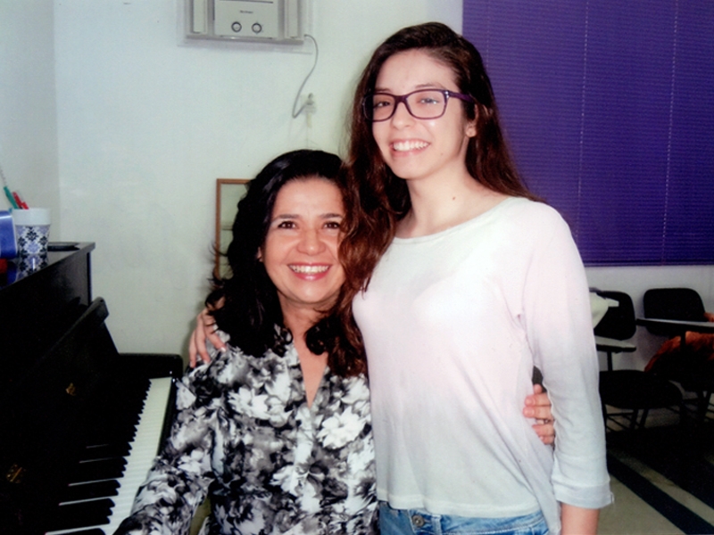 Professora Fátima e Ana Júlia aula de canto.