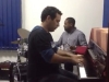Professor de bateria Cadu Mazzoni ao piano e aluno Eduardo Jacinto