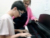 Nosso aluno estuda na aquisição nova da escola: o piano Yamaha clavinova.