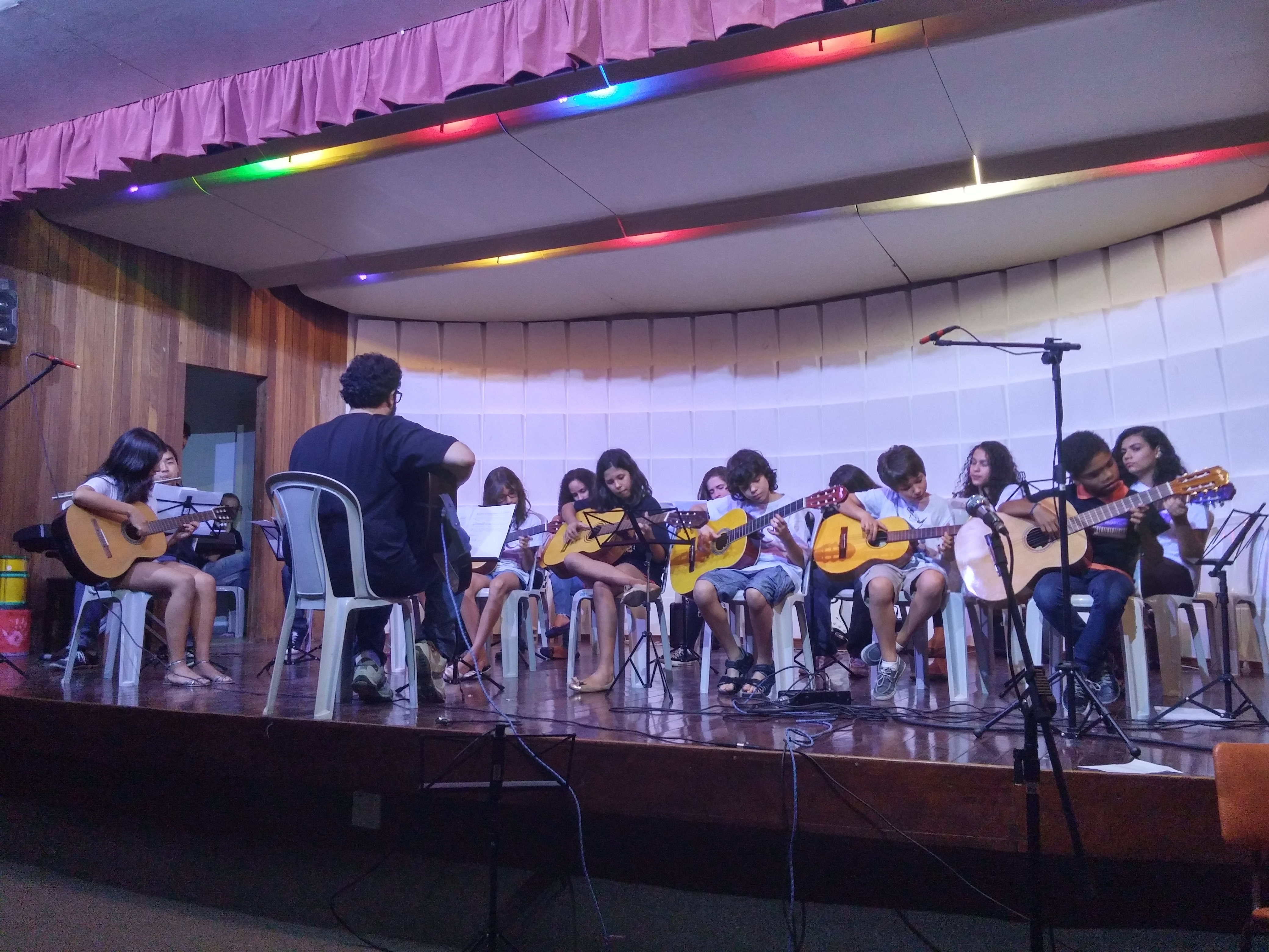Orquestra de violões sob coordenação de Ivan Britz.