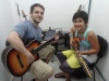 Alegria na sua primeira aula de guitarra na M&C.