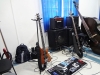 Tudo pronto  para um verdadeiro show-aula de contrabaixos!