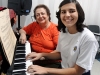 Diretora Cecília em sua atividade favorita: ensinar música.