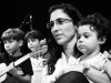 Momento de conexão mãe e filha no palco.