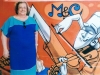 Contribuição do artista Marcelo Eco para nossa escola, Tia Cecília posa com orgulho