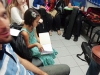 Os alunos se concentram para o palco.