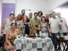 Alunos, professores e funcionários comemoram juntos o aniversário especial da diretora Cecília.