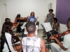 Nossos jovens violinistas ouvem os comentários da professora.