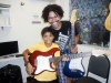 A alegria da primeira aula de guitarra!
